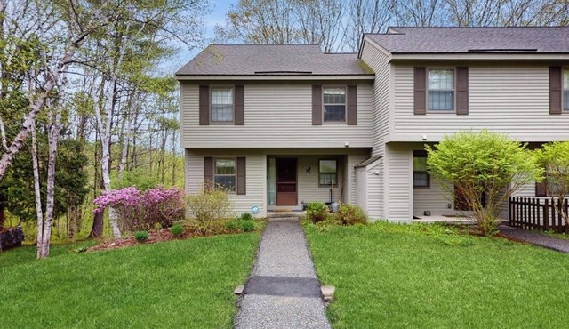 Inviting three-story condo with decks - near the Quechee Club