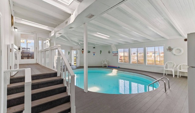 Isle Be Back Coastal Cottage, Private, heated, indoor pool