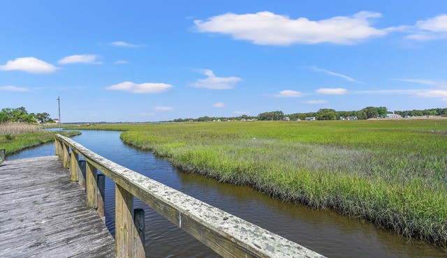 Joint Venture | Walk to Maddox Blvd, Water Views, Affordable Stay + Pet Friendly