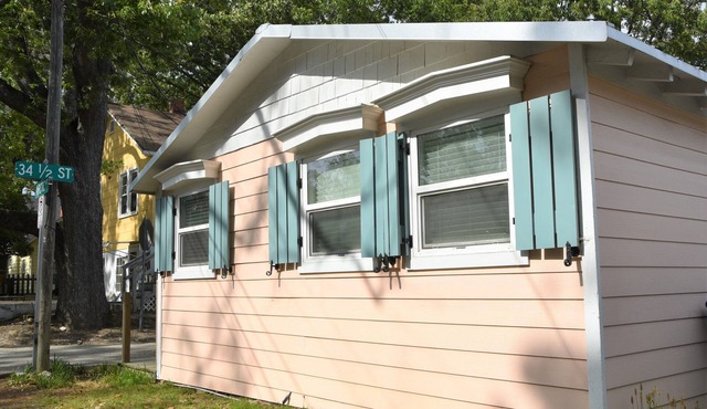 KEY WEST INSPIRED STUDIO W/VAULTED CIELINGS. SHORT WALK TO THE BEACH!