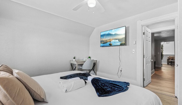 King Bed · 2 TVs · Fast Wifi · Pet Friendly!