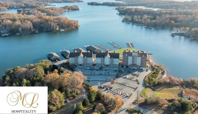 King bed corner studio Mariners Resort w/ Amenities indoor pool