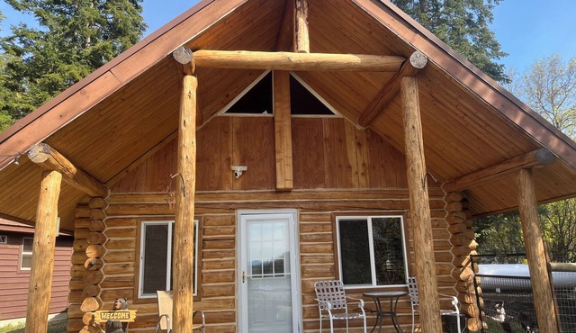 Knute’s Kozy Kabin - rustic charm/log cabin & modern comfort—dog/family friendly