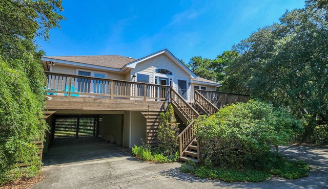 L'ESCALE - Soak in the summer sun this oceanside 4 BR home!