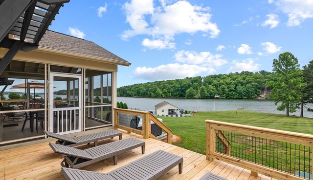 Lake-front, Views, Hot tub, Large Dock, Casino