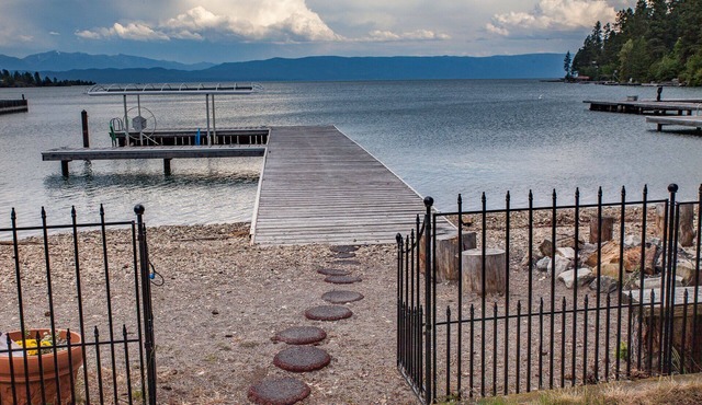 Lakefront Gem-Gentle Waterfront,Paddle Boards, FirePit,Comfort,Play Set,Location