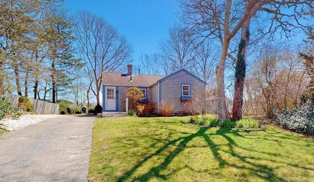 Lakefront home with beautiful views, water access, paddleboards & firepit