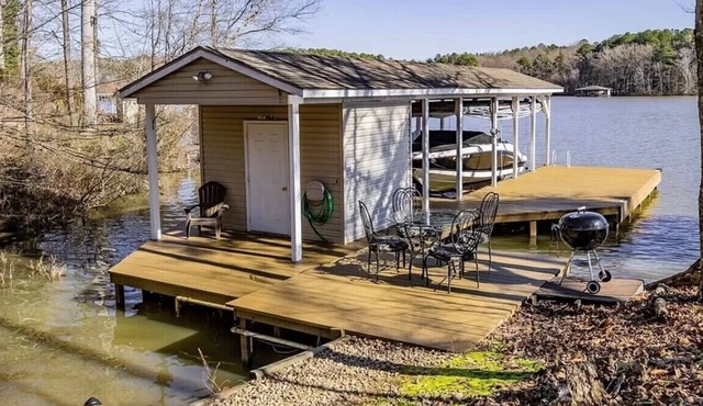 Lakefront, Private Dock, Quiet Cove- Lake Gaston- New Rental as of 2024
