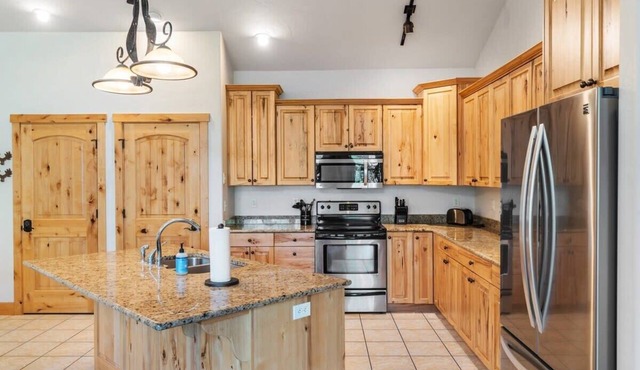 Lakeside Bliss, Sleeps 8, Family Retreat