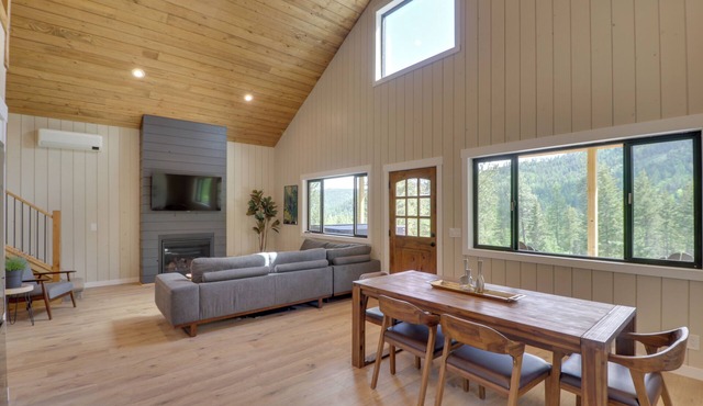 Lakeside Cabin w/Hot Tub: 3 Mi to Flathead Lake!