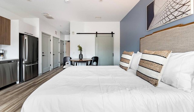 Landing | Chic Studio, Gym, Pool