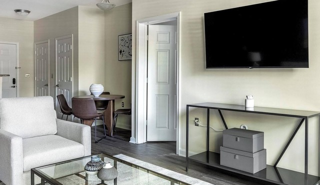 Landing | Stunning 2BD, Pool, Gym