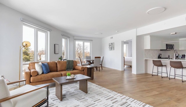 Landing | Stylish 2BD, Gym, Pool