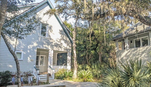 Large deck on main level and screened in porch, private crofter; access to both clubs!