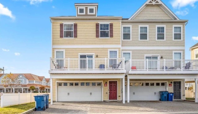 Large Four Bedroom Townhome with Nice Amenities