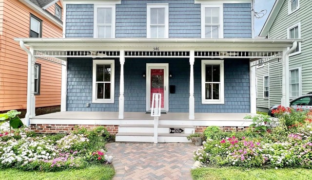 Large newly renovated Cape Victorian 5 blocks from the beach, sleeps 12