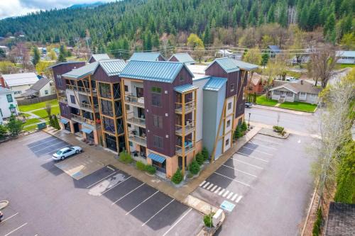 Large Studio Condo with Full Kitchen, Ski, Bike, Beautiful Balcony Views Hottub Fireplace