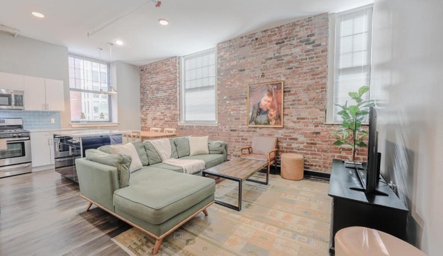 Lavishly Designed Home With Office Close to T