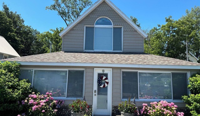Lazy Salmon River Cottage - 2 Bedrooms