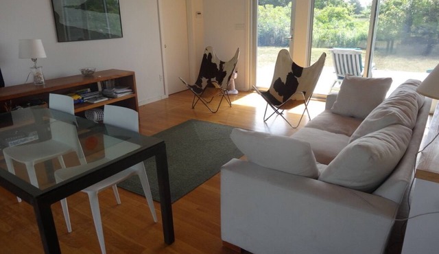 Light and airy modern holiday cottage with access to private beach