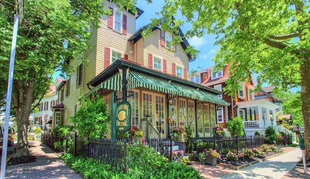 Located close to the beach and Washington Street Matt this 5 BR/5.5 BA home called The Fairthorne Cottage. Sleeps 10.