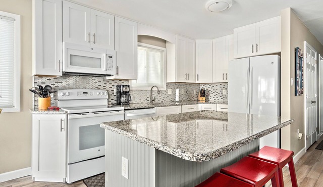 LOCATION LOCATION South End Beach Retreat! STEPS TO BEACH!