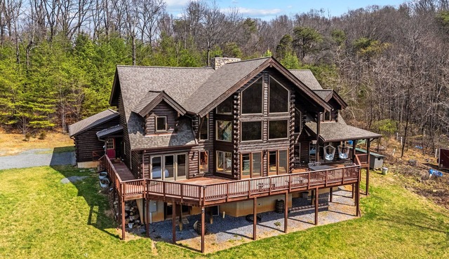 Log Cabin w Fireplace, Screened Porch, Deck & WiFi