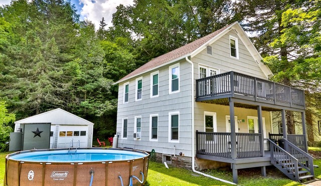Log Cobin/w Private Pool and Hot tub Just 10 Mins from Hunter Moutain