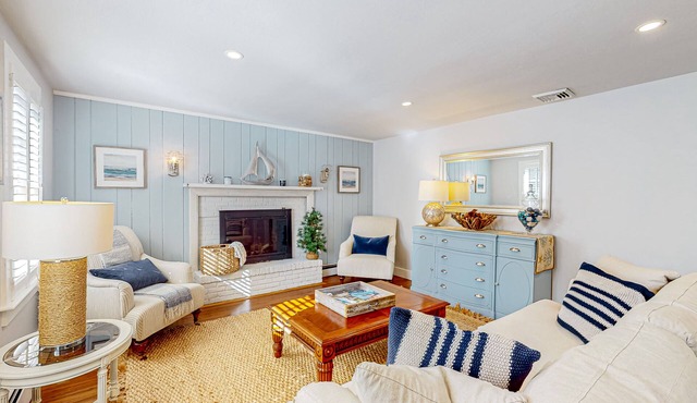 Lovell's Pond Retreat - remodeled home with sunroom, steps to secluded pond