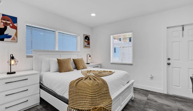 Lovely 1 Bedroom Walking Distance To Ocean - Suite 9
