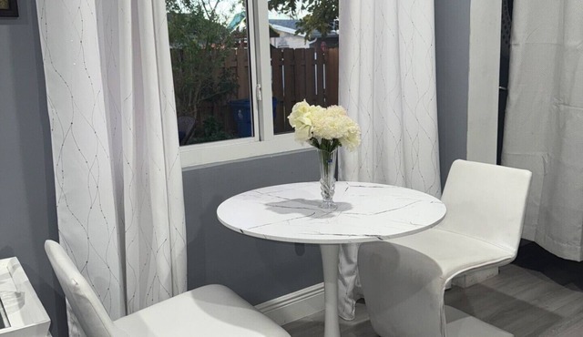 Lovely 1-bedroom with personal backyard in Sunrise