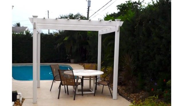 Lovely 3-BD, Walk to Bars, 9 min Drive From Beach!