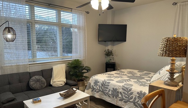Lovely corner studio in Mariners Landing. Pet fee, 65.00