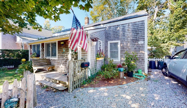 Lovingly restored 1800s cottage, fenced yard, outdoor shower, firepit