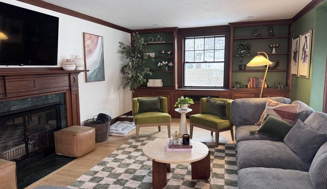 Lux Colonial Home: Hot tub, Game Room, Home Theatre, Karaoke