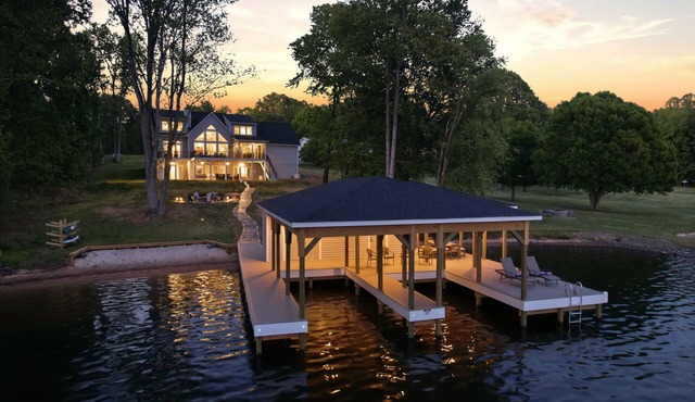 LUXE Lakefront 5BR Suites w/Views, Beach, Dock,