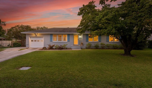 Luxurious & Comfy Haven: Prime Location ~ Pool ~ Hot Tub ~ Fire Pit ~ Gym ~ Pkg!