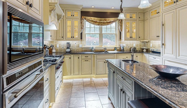 Luxurious home steps away from beach w/spacious outdoor living area