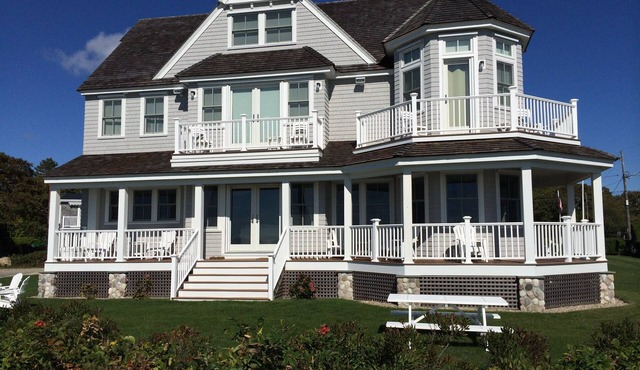 Luxurious Oceanfront Home With Fantastic Views!