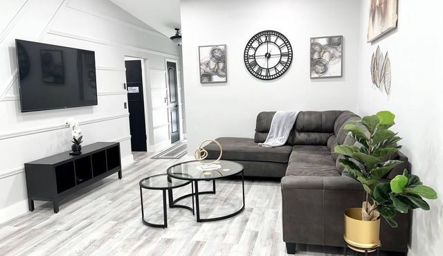 Luxurious Townhome - Miami Gardens - Sleeps (8)