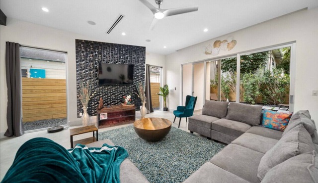 Luxury 3/4 Home in Las Olas with Pool and Hot Tub Near the Beach