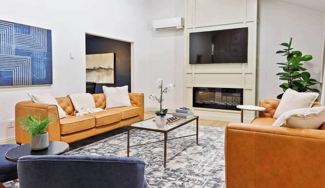 Luxury 4 Bedroom House - Mins to PSU, Sleeps 10 Guests, Large Living Spaces, Pool Table