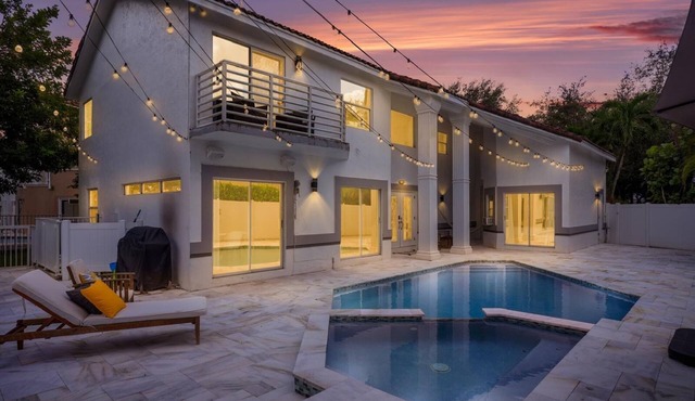 Luxury 5-bedroom house in Parkland perfect for family stays Pool Jacuzzi