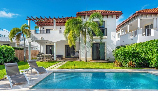 Luxury 5 Bedroom Villa in Miami with heated pool