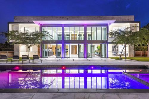 Luxury 9-Bedroom Villa in Southwest Ranches with Private Pool, Jacuzzi, and Movie Theater, Sleeps 20