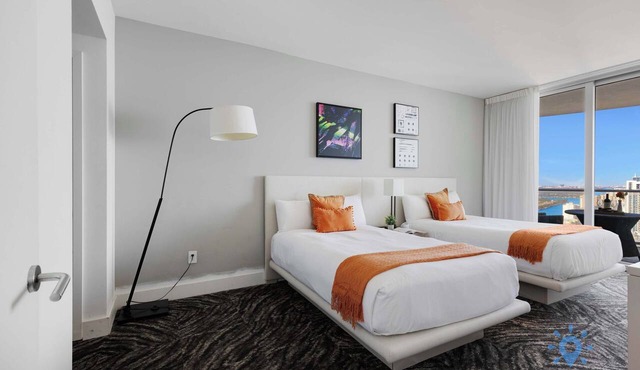 Luxury Beachside Condo | Balcony & Ocean Breezes
