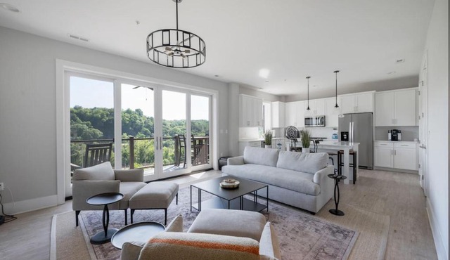 Luxury Downtown Loft - Balcony and Rooftop Bar!