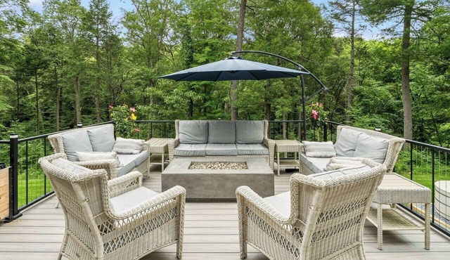 Luxury Garrison Retreat | Chef's Kitchen & Hot Tub