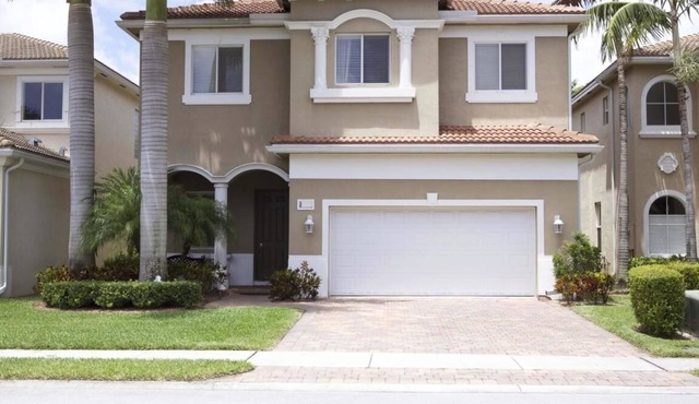 Luxury House 5 rooms beautiful area quiet+safe+clean close to everything