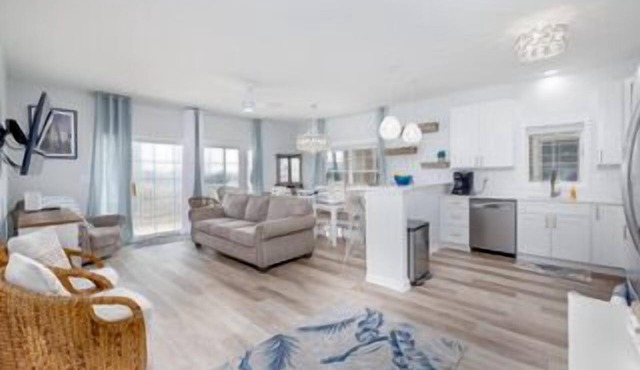 Luxury King Suite condo, bay views, pool, close to the best restaurants in town